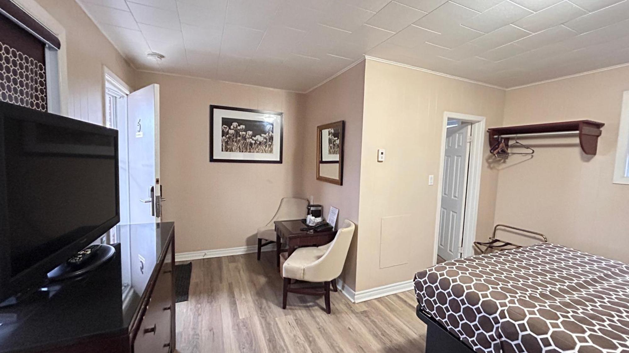 Rogers Motel Smiths Falls Exterior photo